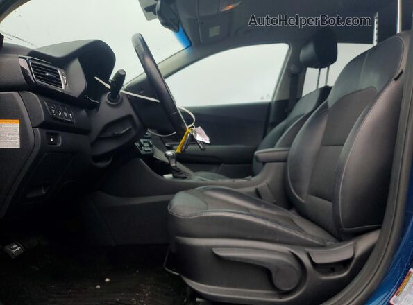 KNDCC3LC6J5108574 2018 KIA NIRO Blue Front interior view