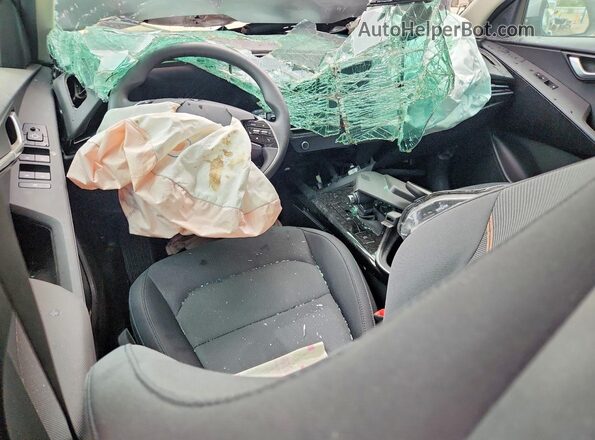 KNDCP3LE6T5328516 2026 KIA NIRO Серебряный Вид панели приборов