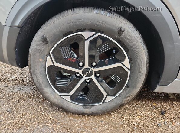 KNDCP3LE6T5328516 2026 KIA NIRO Серебряный 