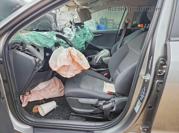 KNDCP3LE6T5328516 2026 KIA NIRO Серебряный Вид салона спереди