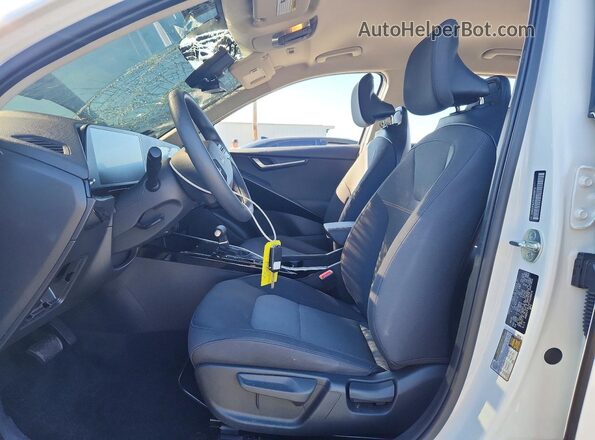 KNDCP3LE9T5329076 2026 KIA NIRO White Widok wnętrza z przodu