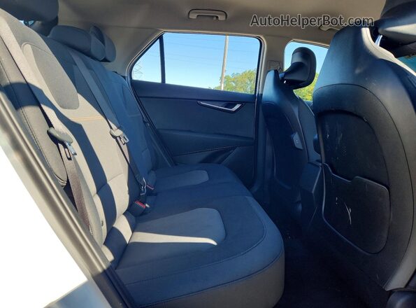 KNDCP3LE9T5329076 2026 KIA NIRO White Widok wnętrza z tyłu