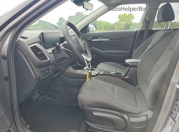 KNDEPCAA7R7504236 2024 KIA SELTOS Silver Widok wnętrza z przodu