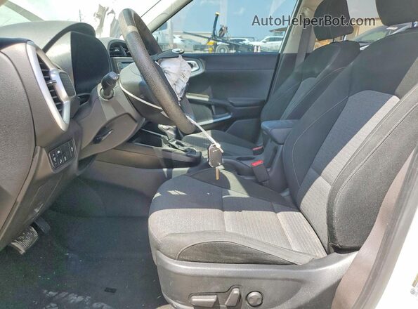 KNDJ23AU7M7781663 2021 KIA SOUL White Vista interior delantera