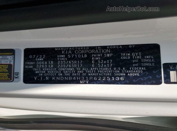 KNDNB4H31P6225136 2023 KIA CARNIVAL White Вид наклейки з VIN-кодом
