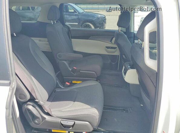 KNDNB4H31P6225136 2023 KIA CARNIVAL White Вид задньої частини салону