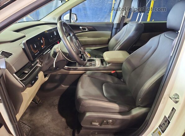 KNDNB5K36T6609082 2026 KIA CARNIVAL Белый Вид салона спереди