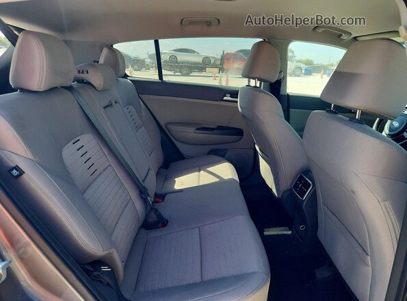 KNDPM3AC8J7365502 2018 KIA SPORTAGE Серебряный Вид задней части салона