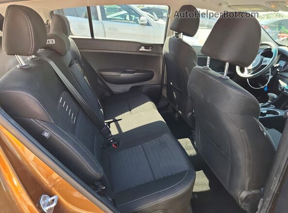 KNDPM3AC8J7481945 2018 KIA SPORTAGE Tan Հետևի նստատեղերի տեսք