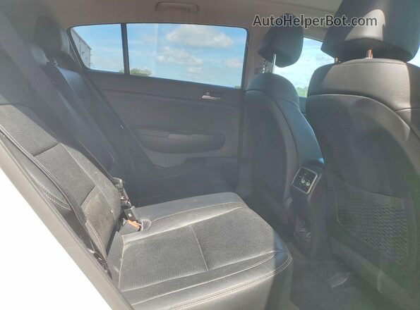 KNDPN3AC5H7158038 2017 KIA SPORTAGE White Widok wnętrza z tyłu