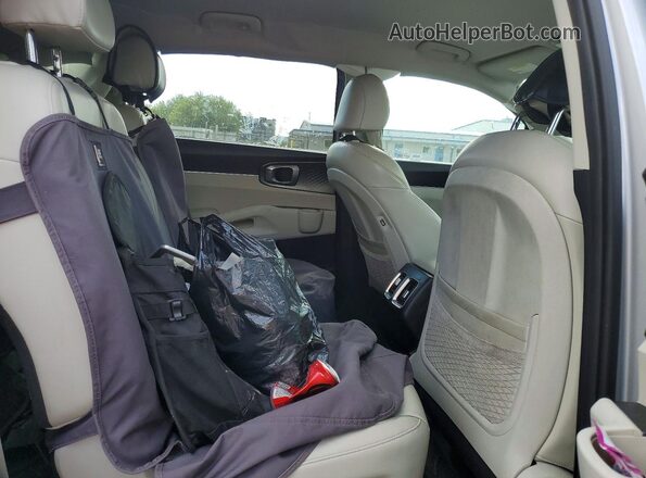 KNDRGDLG9N5085868 2022 KIA SORENTO Silver Vista interior trasera