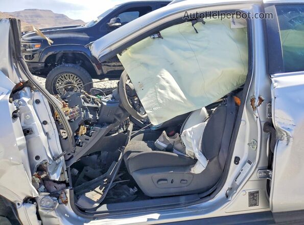 KNMAT2MT1JP528070 2018 NISSAN ROGUE Серебряный Вид салона спереди