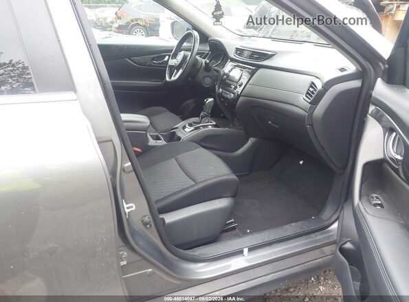 KNMAT2MV1HP572789 2017 NISSAN ROGUE Gray Front interior view