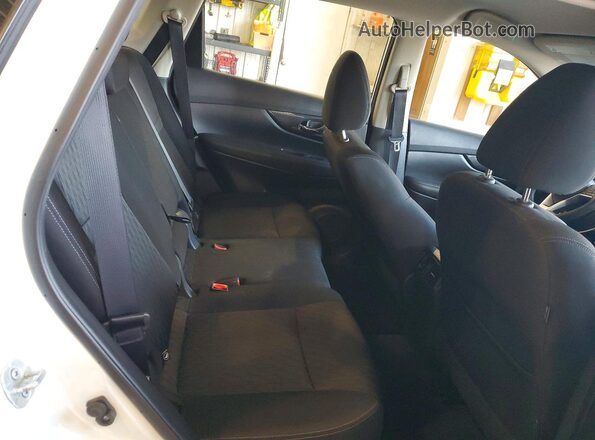KNMAT2MV3JP607354 2018 NISSAN ROGUE Белый Вид задней части салона