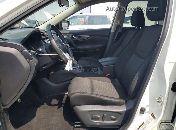 KNMAT2MV4JP509885 2018 NISSAN ROGUE White Front interior view