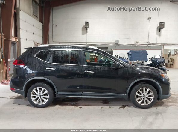 KNMAT2MV5JP549683 2018 NISSAN ROGUE Black Widok wnętrza z tyłu