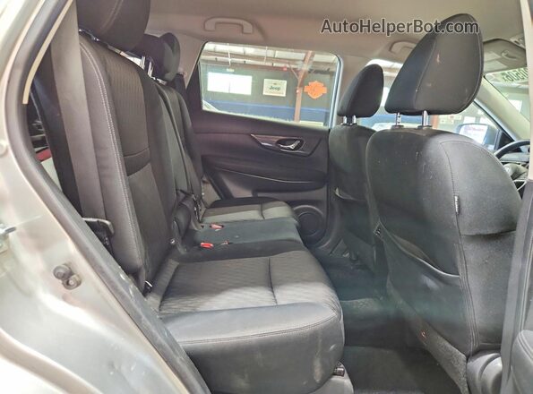 KNMAT2MV9HP548482 2017 NISSAN ROGUE Серебряный Вид задней части салона