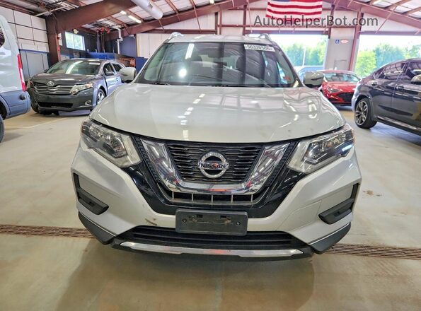 KNMAT2MV9HP548482 2017 NISSAN ROGUE Серебряный Вид спереди