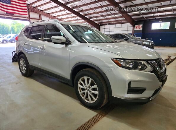 KNMAT2MV9HP548482 2017 NISSAN ROGUE Серебряный Передняя правая четверть