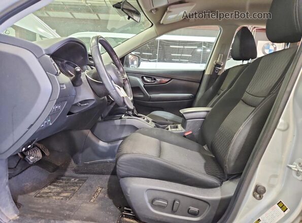 KNMAT2MV9HP548482 2017 NISSAN ROGUE Серебряный Вид салона спереди