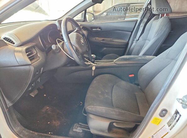NMTKHMBX6JR026375 2018 TOYOTA C-HR White Вид салону спереду