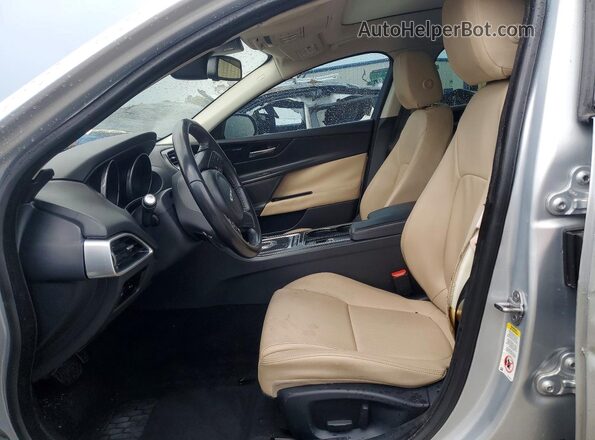 SAJAD4BV0HCP11444 2017 JAGUAR XF Silver Widok wnętrza z przodu