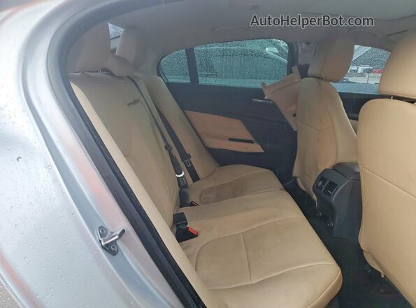 SAJAD4BV0HCP11444 2017 JAGUAR XF Silver Widok tylnych siedzeń