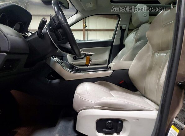 SALVP2BG6HH208025 2017 LAND ROVER RANGE Желто-коричневый Вид салона спереди