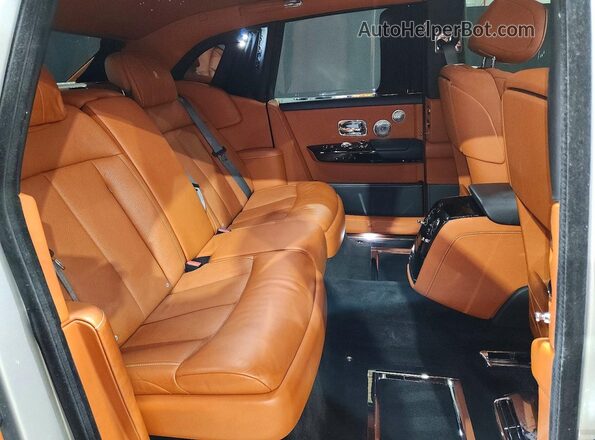 SCA687S5XJU104534 2018 ROLLS-ROYCE PHANTOM Silver Հետևի նստատեղերի տեսք