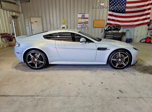 SCFEKBDL4GGC20568 2016 ASTON MARTIN V8 Серебряный Вид наклейки с VIN-кодом
