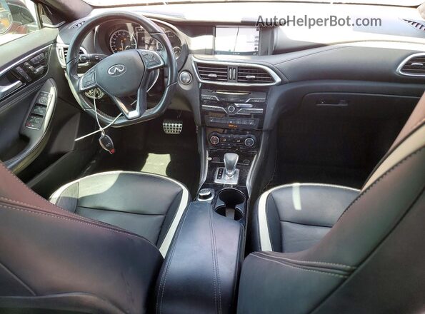 SJKCH5CP4JA048069 2018 INFINITI QX30 Красный Вид панели приборов