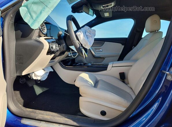 W1K5J4HB4SN555951 2025 MERCEDES-BENZ CLA-CLASS Blue Вид салону спереду