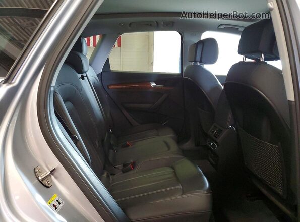 WA1AAAFY7M2013384 2021 AUDI Q5 Silver Widok wnętrza z tyłu