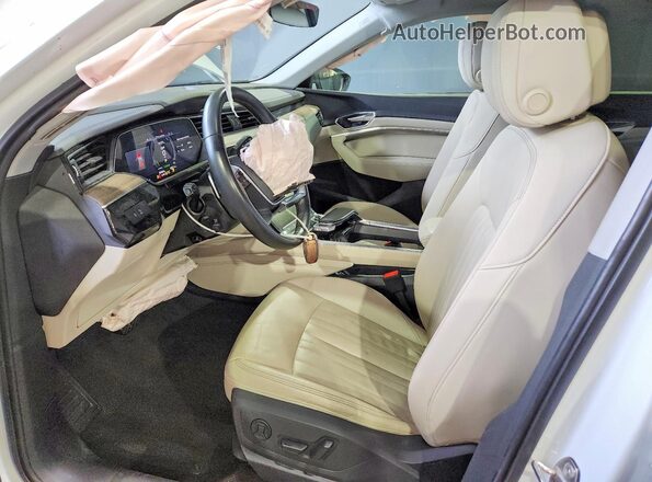 WA1AAAGE1MB022991 2021 AUDI E-TRON Белый Вид салона спереди