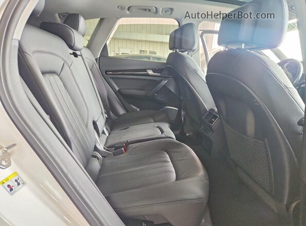 WA1CNAFY9J2188549 2018 AUDI Q5 White Հետևի նստատեղերի տեսք