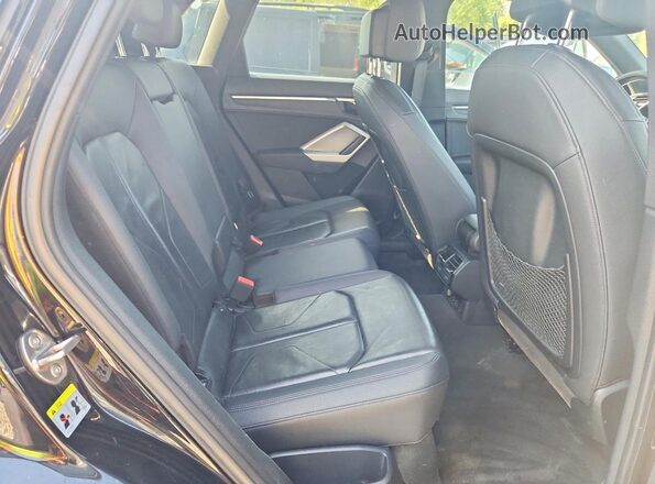 WA1DECF36M1010404 2021 AUDI Q3 Black Вид задньої частини салону