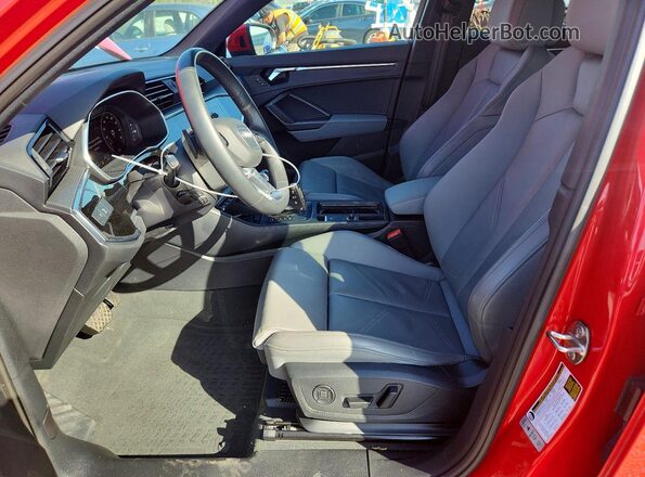 WA1EECF37R1151428 2024 AUDI Q3 Red Вид салону спереду