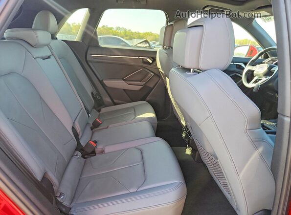 WA1EECF37R1151428 2024 AUDI Q3 Red Вид задньої частини салону