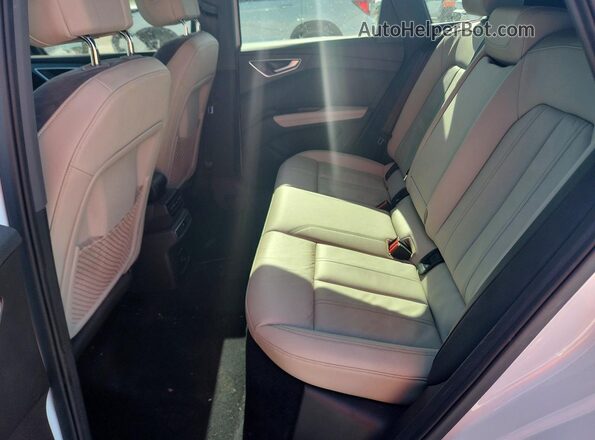 WA1H2BFZ9NP013997 2022 AUDI Q4 White Rear interior view