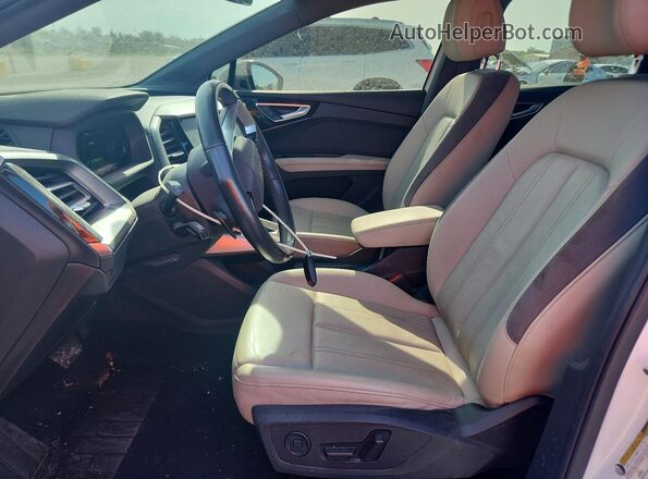 WA1H2BFZ9NP013997 2022 AUDI Q4 White Front interior view