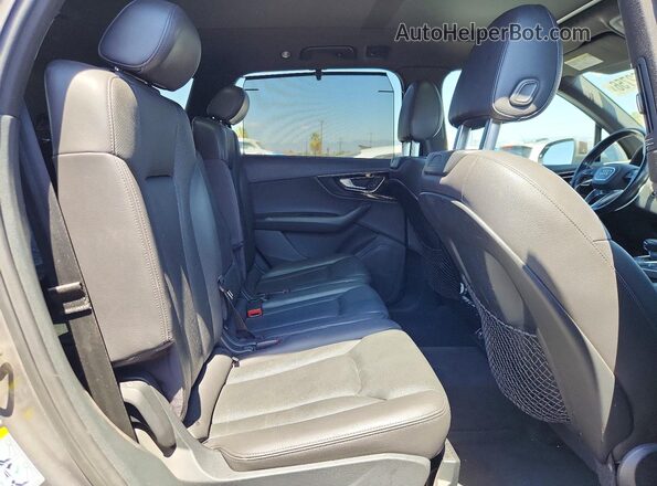 WA1LAAF77HD026193 2017 AUDI Q7 Gray Widok wnętrza z tyłu