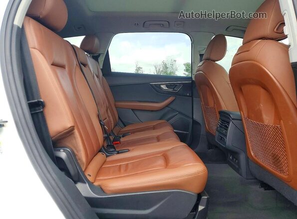 WA1LXAF7XMD014161 2021 AUDI Q7 White Widok wnętrza z tyłu