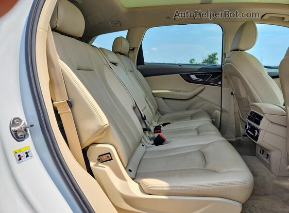 WA1VAAF72JD020140 2018 AUDI Q7 White Widok wnętrza z tyłu