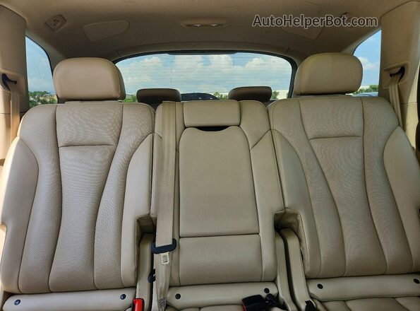 WA1VAAF72JD020140 2018 AUDI Q7 White Widok tylnych siedzeń