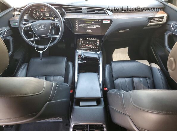 WA1VAAGE4KB020182 2019 AUDI E-TRON Серебряный Вид панели приборов