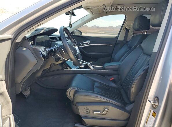 WA1VAAGE4KB020182 2019 AUDI E-TRON Серебряный Вид салона спереди