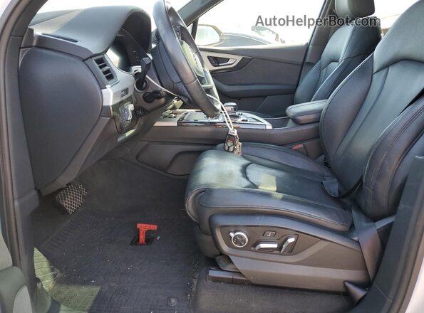 WA1WAAF79JD024528 2018 AUDI Q7 White Front interior view