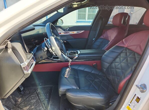 WBA23EH07PCM48632 2023 BMW 7 SERIES Белый Вид салона спереди