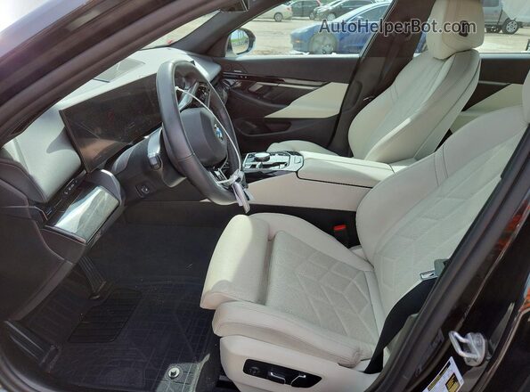 WBA43FJ04RCS78094 2024 BMW 5 SERIES Gray Вид салону спереду
