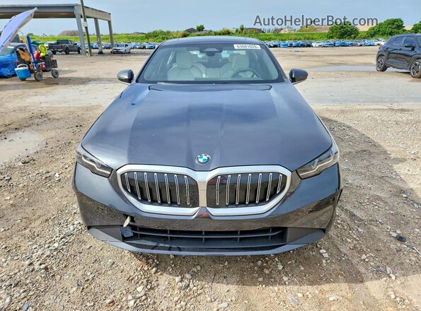 WBA43FJ04RCS78094 2024 BMW 5 SERIES Gray Вид спереду